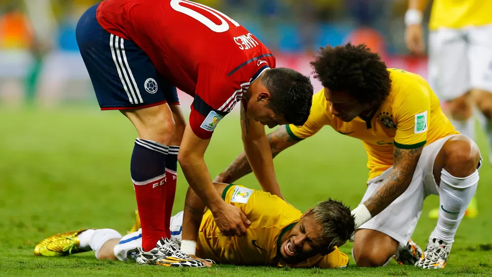SUFRIMIENTO. Neymar fue auxiliado y llevado a un hospital, donde se confirmó la lesión. REUTERS