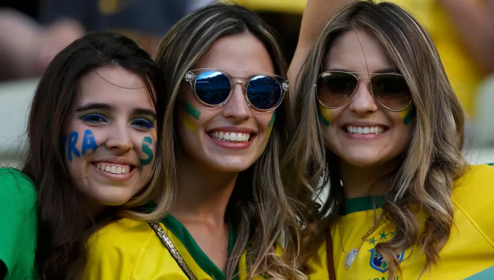 PURA SONRISA. Las brasileñas se ganaron la atención de los fotógrafos. REUTERS