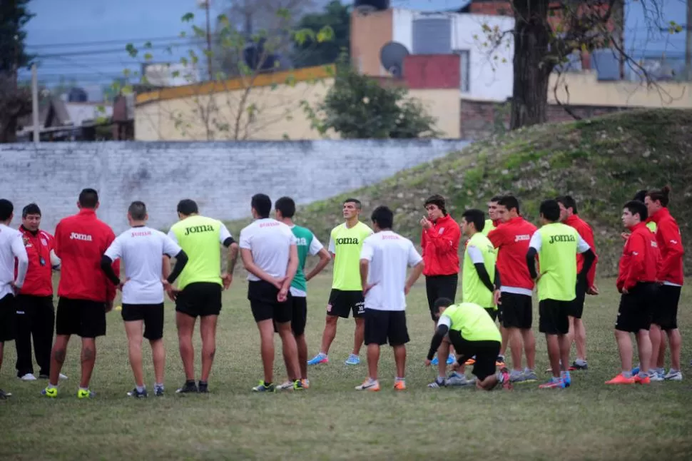 PRESENTACIÓN. Bernasconi (frente -izquierda-) les habla a sus jugadores por primera vez como DT de San Martín y Carlos Chacana (frente -centro-) escucha como todos y espera poder volver a jugar en el club. 