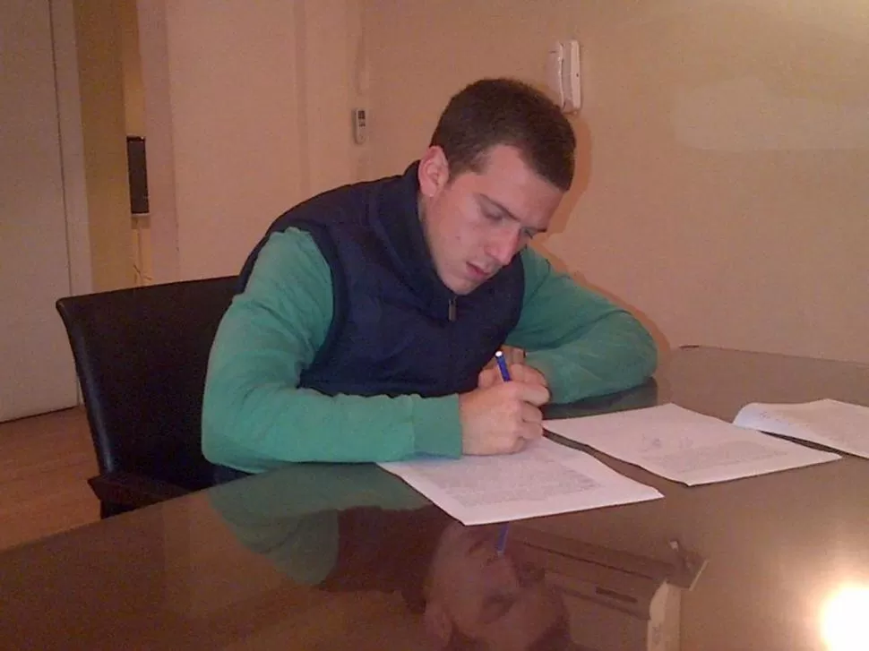 SU PRIMER MOVIMIENTO EN ATLÉTICO. Max firma el contrato anoche con el que jugará en Atlético hasta diciembre de 2015. 