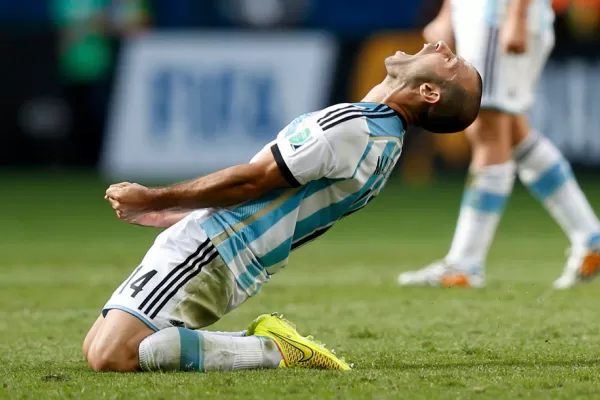 Con el corazón: las fotos del grito de desahogo de Mascherano