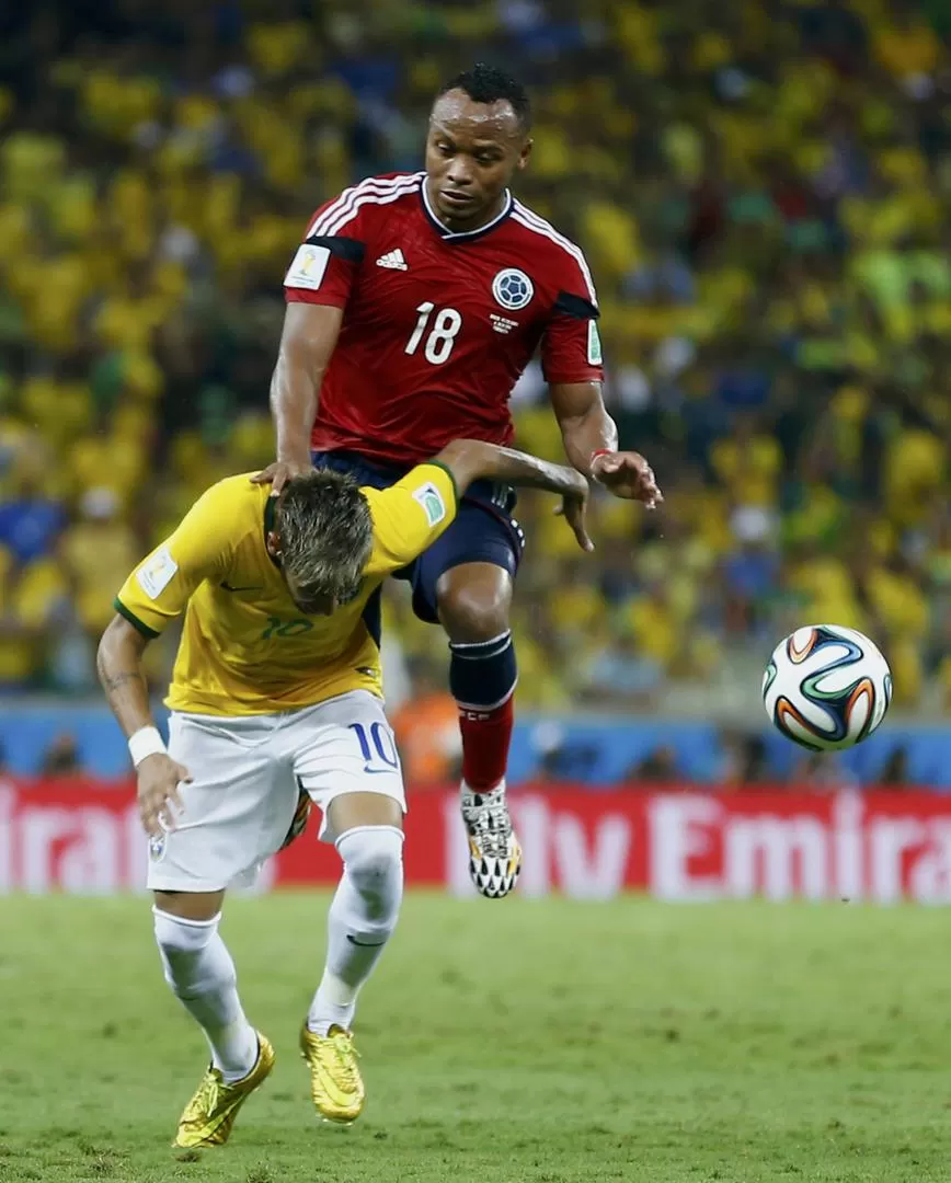MOMENTO FATAL. Zuñiga le estampa su rodilla a Neymar, que ya no se levantará. Brasil deberá arreglárselas sin su líder. REUTERS