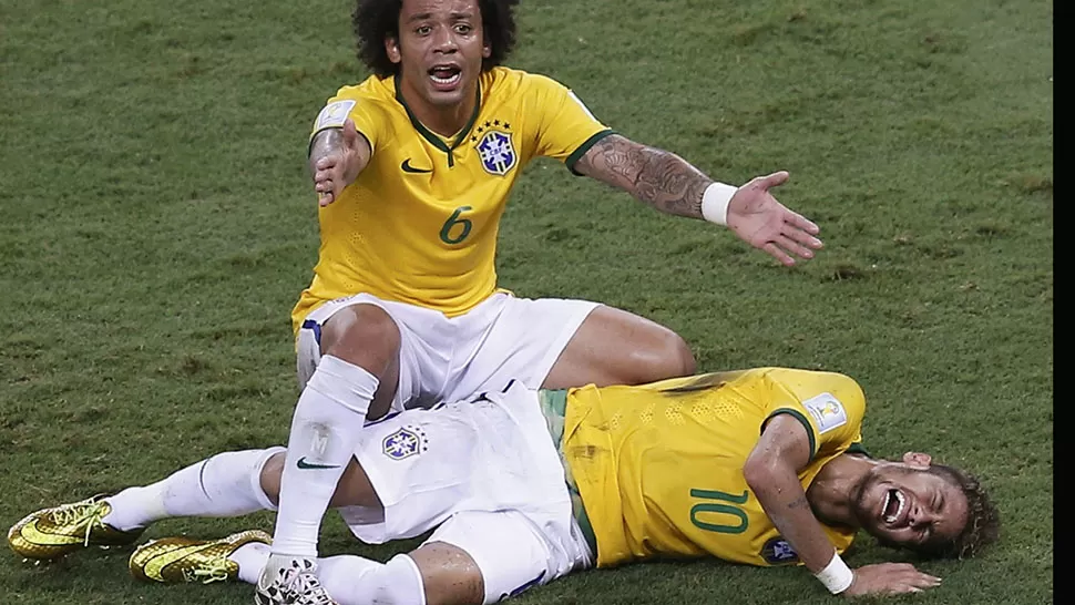 DOLOR. Marcelo pide a gritos asistencia para Neymar. FOTO REUTERS