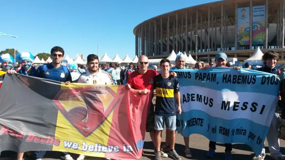 CORDIALIDAD. Argentinos y belgas se encontraron en la puerta del estadio. LA GACETA / GUILLERMO MONTI