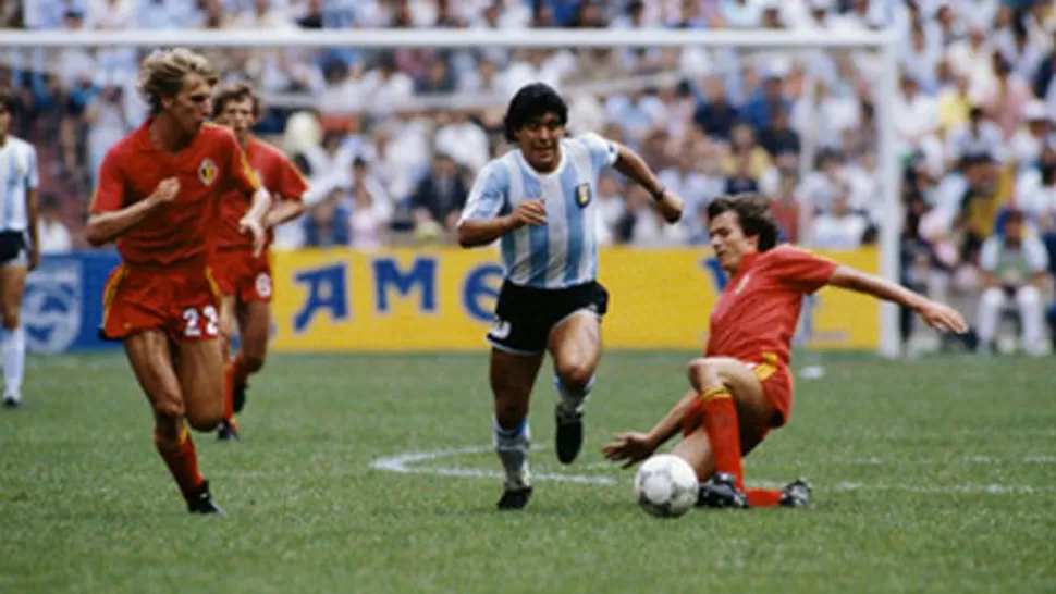 INOLVIDABLE. Maradona anotó dos goles en el último partido oficial contra Bélgica, en México 1986. ARCHIVO