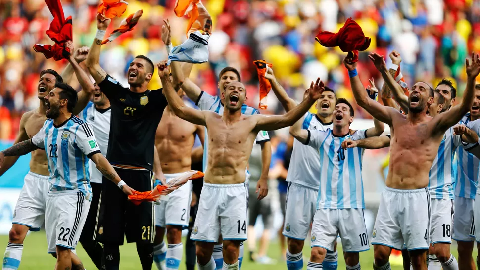 FELICIDAD SIN MEDIDA. El plantel argentino se quedó en el césped a celebrar con los hinchas. REUTERS