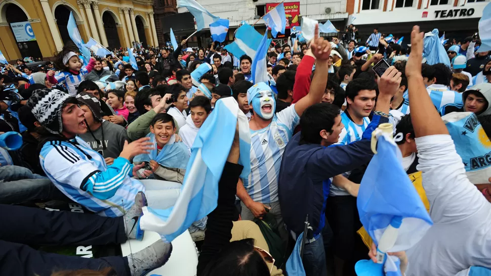 PASIÓN CELESTE Y BLANCA. Miles de personas se juntaron en la plaza Independencia para festejar este paso histórico. LA GACETA / FOTO DE DIEGO ARÁOZ 