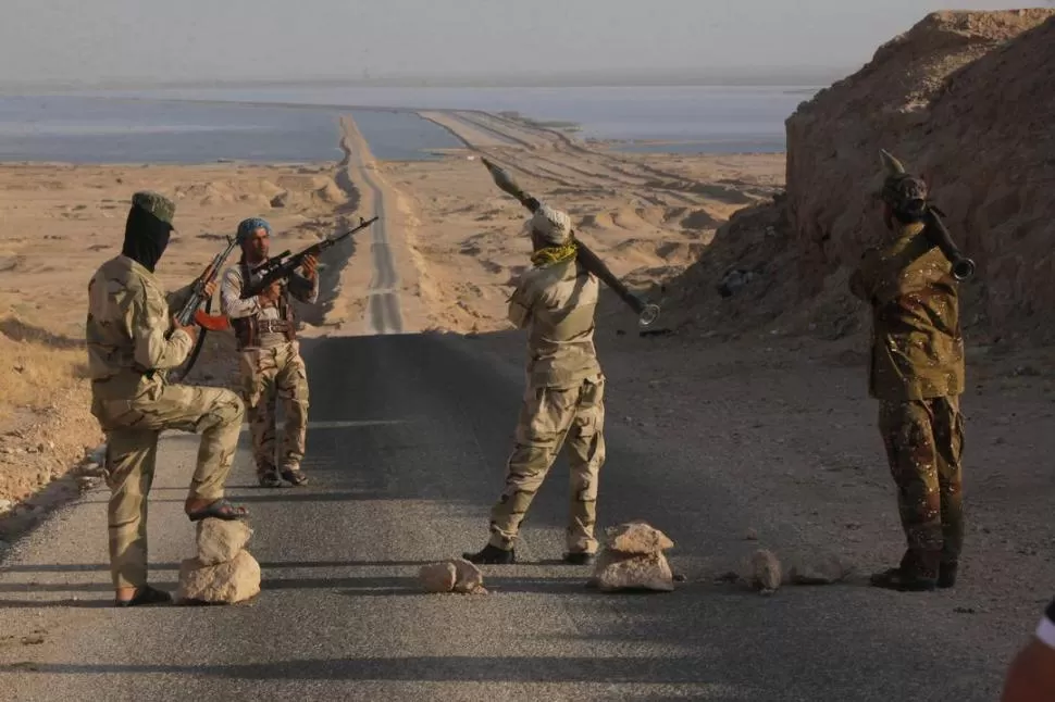 SUR DE BAGDAD. Soldados chiitas del Ejército controlan una ruta. reuters