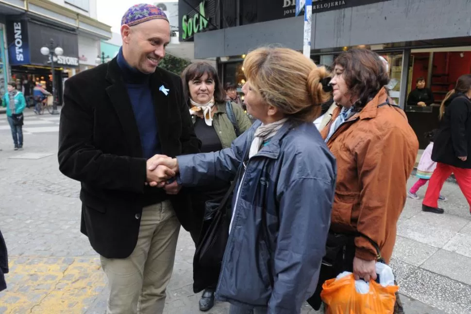 EL PRO EN ACCIÓN. El rabino Sergio Bergman ayer, en la peatonal. LA GACETA / FOTO DE INÉS QUINTEROS ORIO
