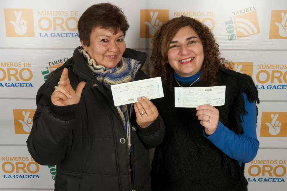 CON EL PREMIO EN LAS MANOS. María Inés Galván y Stella Maris Giménez muestran los cheques. la gaceta / foto de Inés Quinteros Orio