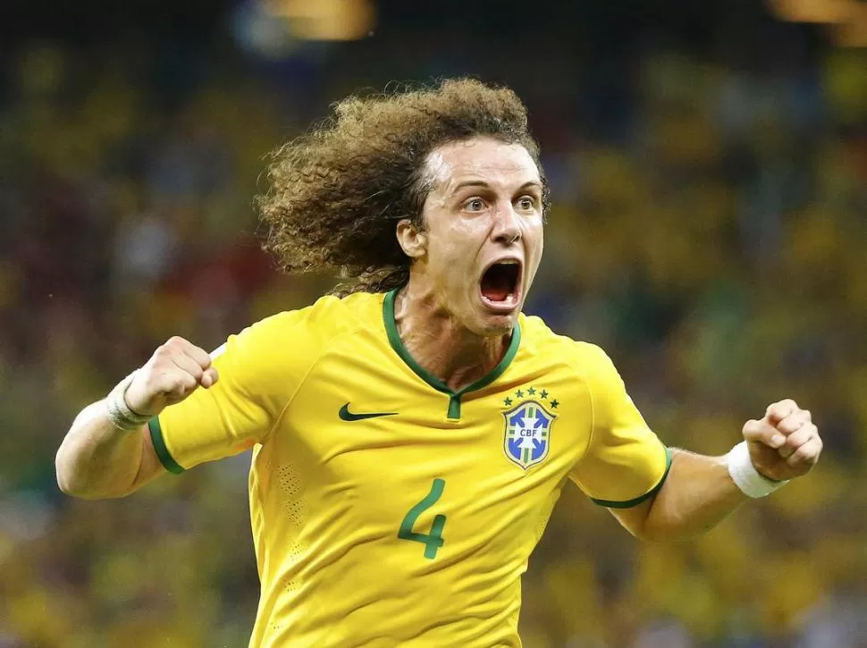 GRITO SAGRADO. David Luiz festeja el golazo que convirtió tras una falta que generó muchas dudas en Colombia sobre Fred. El tiro libre fue de otro planeta.  REUTERS