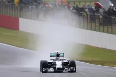 Ni la lluvia pudo con el ímpetu de Nico Rosberg