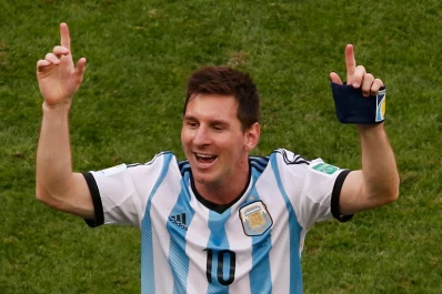 Messi igualó a Maradona en partidos con la Selección