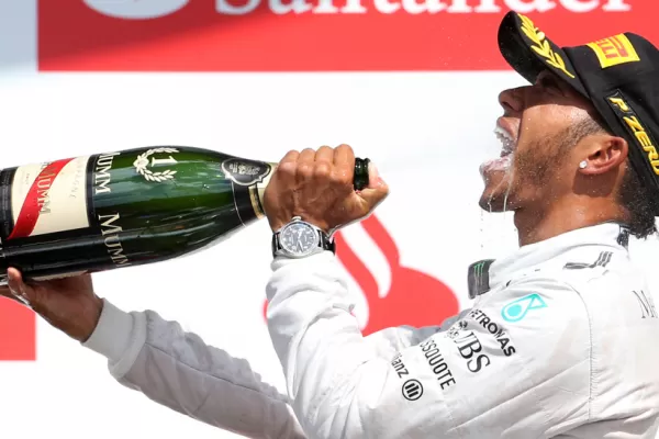 Hamilton ganó en Silverstone y acecha a Rosberg