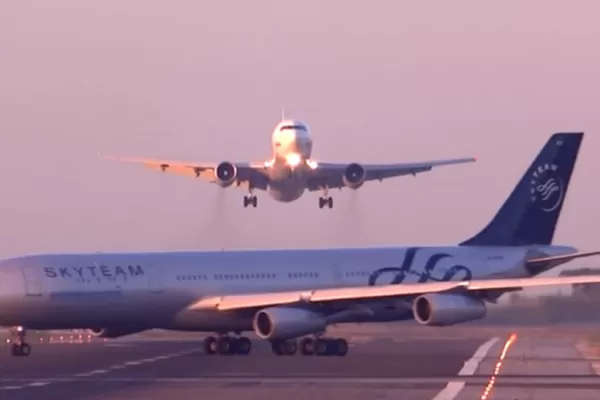 Un avión de Aerolíneas Argentinas casi provoca un accidente en Barcelona
