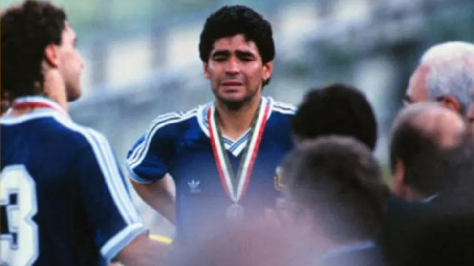 EL LLANTO DE TODOS. En 1990, Maradona lloró al perder la final contra Alemania. Veinticuatro años más tarde, Messi tiene la posibilidad de cambiar la historia. la gaceta / archivo