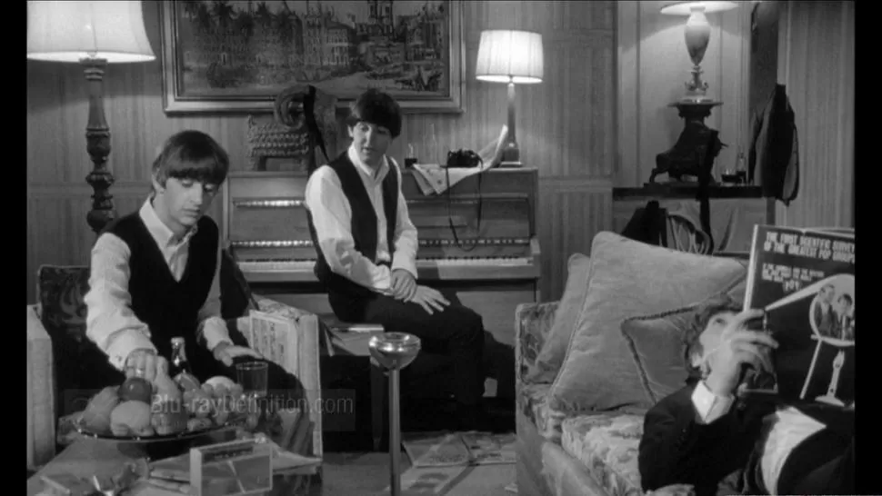 UN DÍA EN LA VIDA. Una escena cotidiana en el living de la casa, cuando Ringo, Paul y John esperan a George para ensayar. blu-raydefinition.com