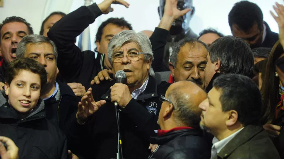CONTUNDENTE. El sindicalista Hugo Moyano, por la Agrupación Independiente, fue electo esta noche como nuevo presidente de la entidad de Avellaneda, al imponerse por el 69,4 por ciento de los sufragios. TELAM