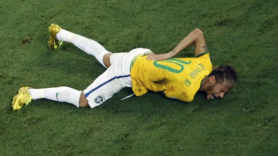 DOLOR. Neymar sufrió una fractura de la tercera vértebra al recibir un rodillazo del colombiano Camilo Zúñiga en el partido en que Brasil avanzó a las semifinales del certamen al imponerse por 2-1 a Colombia el viernes pasado. 