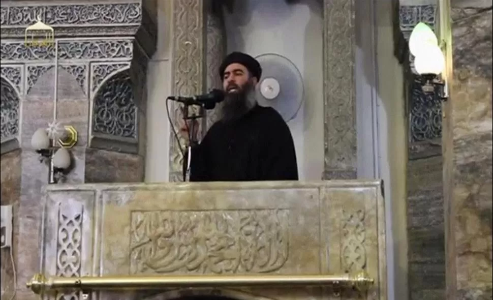 SERMÓN. Abu Bakr al Bagdadi aparece en una imagen de video. El líder del ISIS se autoproclamó califa. reuters tv