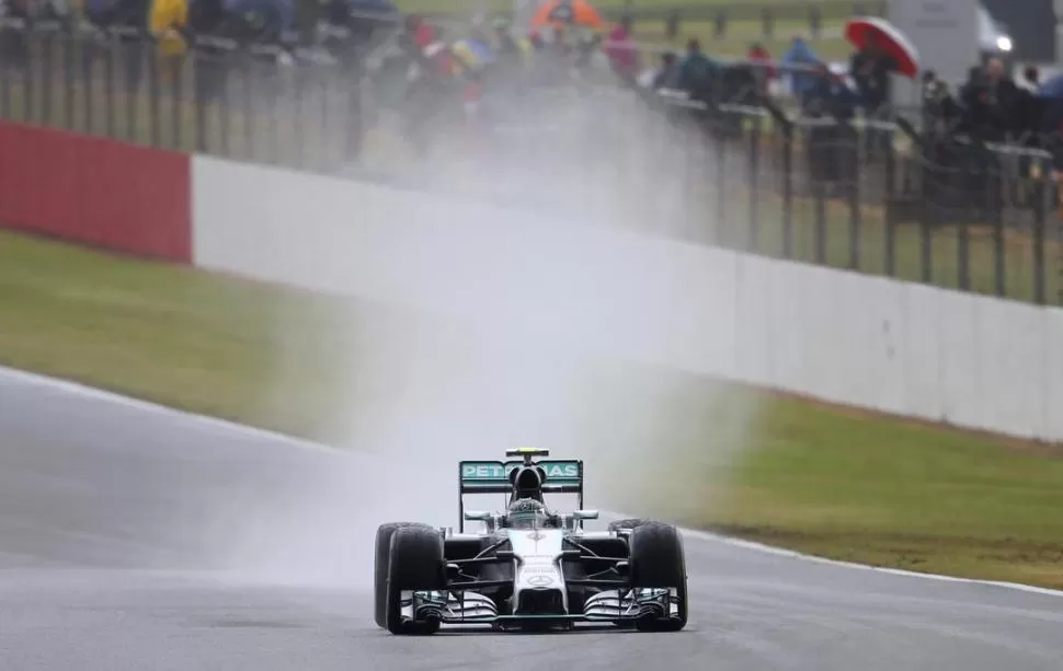 IMAGEN REPETIDA. El Mercedes del alemán Nico Rosberg resultó dominante en una jornada muy cambiante. 