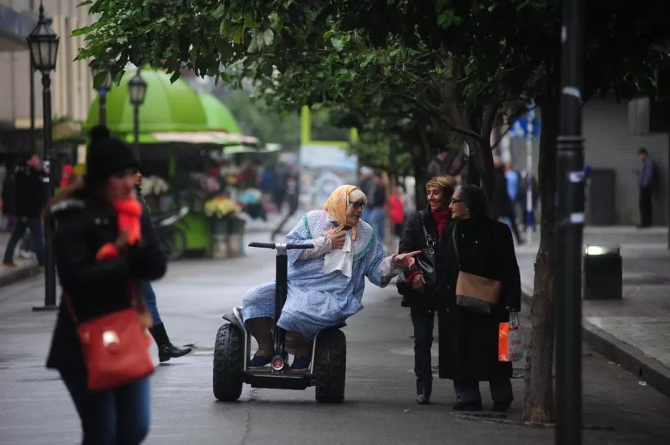 RECONOCIBLE. Doña Jovita se movilizó por la peatonal Muñecas en un Segway, para acercarse a su público. la gaceta / foto de diego aráoz