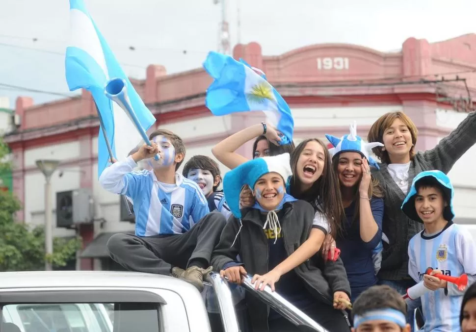 CARAVANA DE ALEGRÍA. Los jóvenes le dieron color y los autos rodearon la plaza de Concepción. 