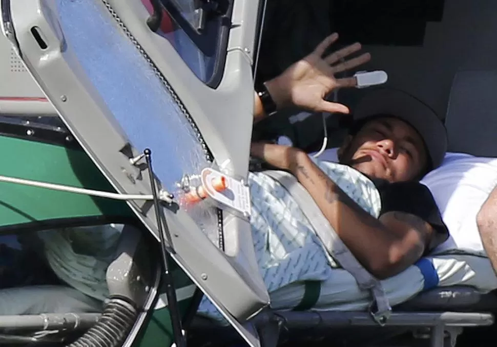 A CASA. Neymar dejó la concentración de Brasil en Teresópolis y fue trasladado, en helicóptero, hasta su casa en San Pablo.  reuters
