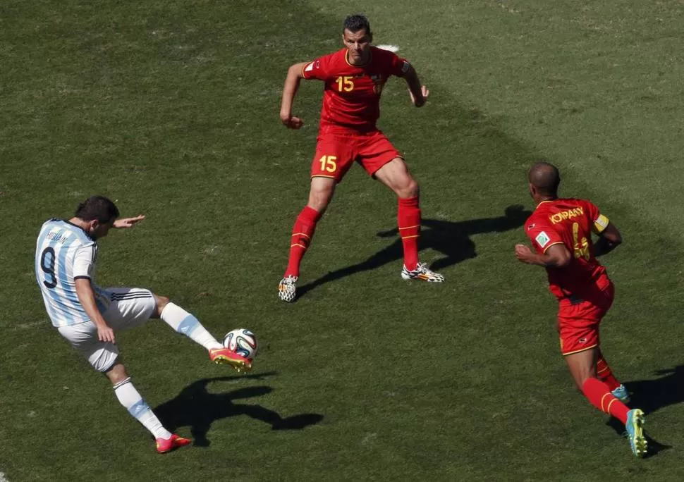 MOMENTO HISTÓRICO. Higuaín remata con violencia el balón que se transformará en el gol de la clasificación argentina. 