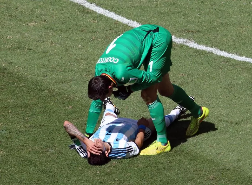 QUÉ DOLOR. Ángel Di María sufre en el campo de juego y es asistido por el arquero Thibaut Courtois. Si se confirma el desgarro, “Fideo” se quedará al margen de los duelos decisivos en la Copa del Mundo. 