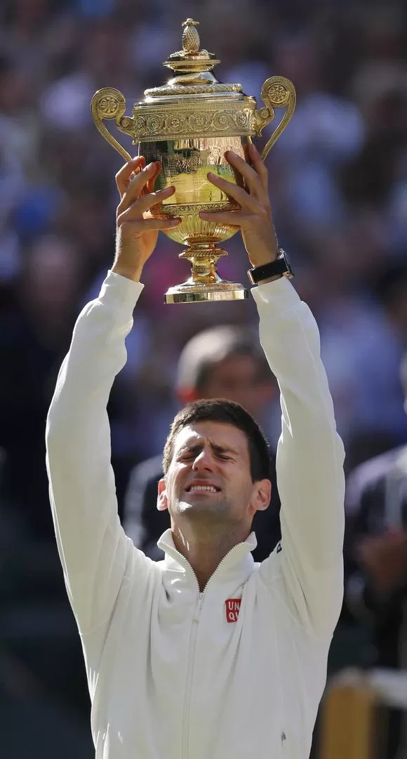 OTRA VEZ. “Nole” levantó emocionado, como en 2011, el trofeo de Wimbledon. 