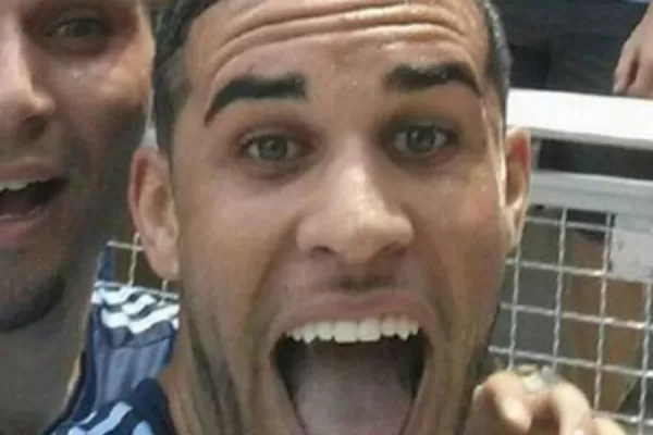 Hizo un gol y se tomó una selfie con la hinchada