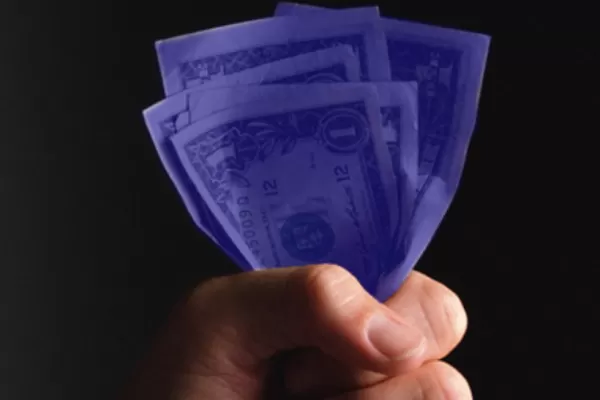 El dólar oficial ganó otro centavo y bajó el blue