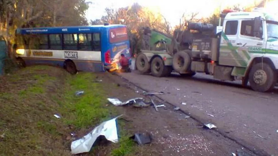 IMPACTO. Seis personas del colectivo, entre ellas el chofer, resultaron heridas. FOTO TOMADA DE TWITTER.COM/INFOPLATENSETW