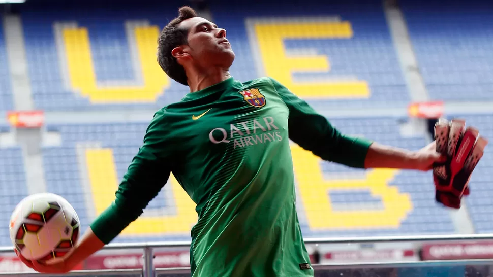 PELEAR EL PUESTO. El chileno competirá por el N° 1 junto al alemán Ter Stegen. REUTERS