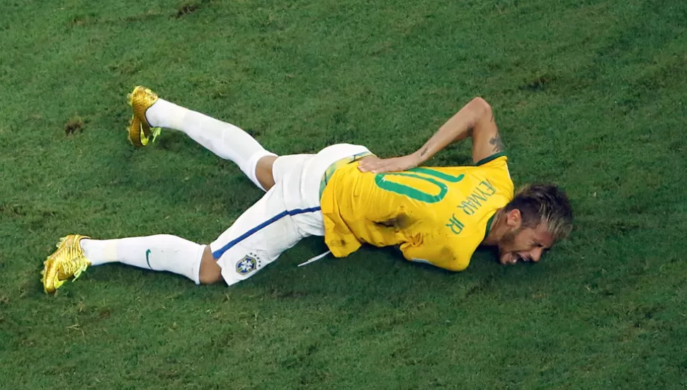 CONSECUENCIA. Neymar se fracturó la tercera vértebra lumbar de la columna. REUTERS