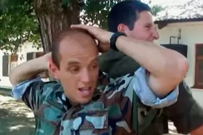 Soldados se filman bailando desnudos, con armas, y con el jefe de la guarnición