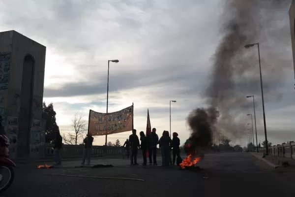 No se pudo circular por el puente Lucas Córdoba debido a una protesta