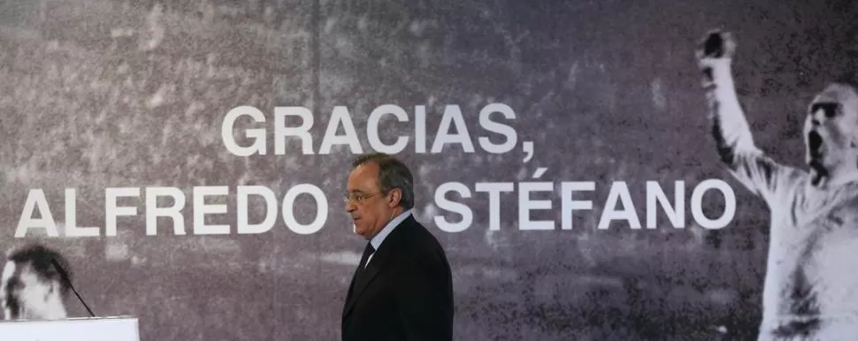 TRISTEZA REAL. Florentino Pérez, presidente de Real Madrid, junto a la gigantografía que se encuentra en el museo del estadio Bernabéu. “Alfredo cambió la historia de este club y del fútbol”, aseguró. 