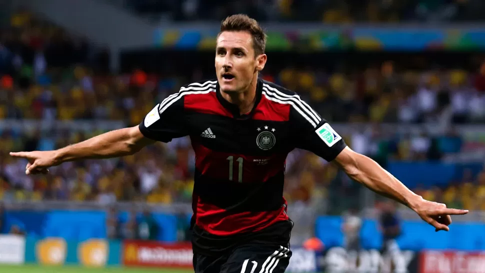 GIGANTE. Klose es único jugador en haber marcado 16 goles en la historia de los Mundiales. REUTERS