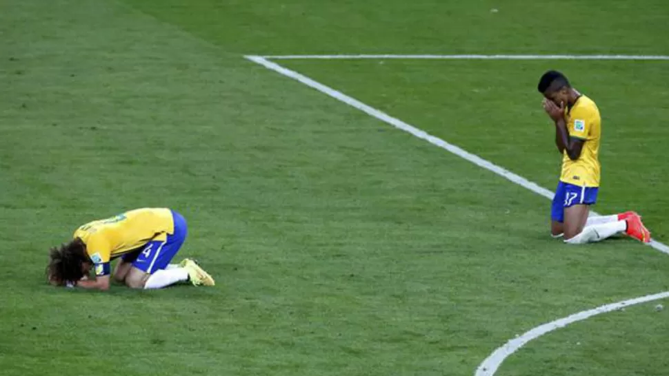 DOLIDOS. Los jugadores de Brasil lo sufrieron en el campo, todo un país llora la contundente derrota sufrida ante Alemania, para los diarios brasileños, la peor de la historia.