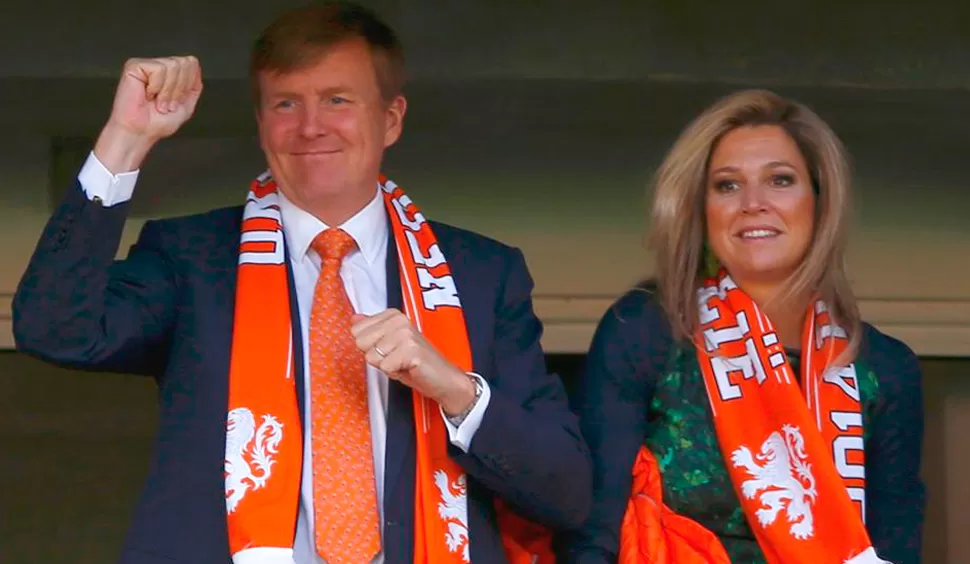 EMOCIONADOS. Los reyes Guillermo y Máxima siguieron atentos el partido de Holanda. REUTERS