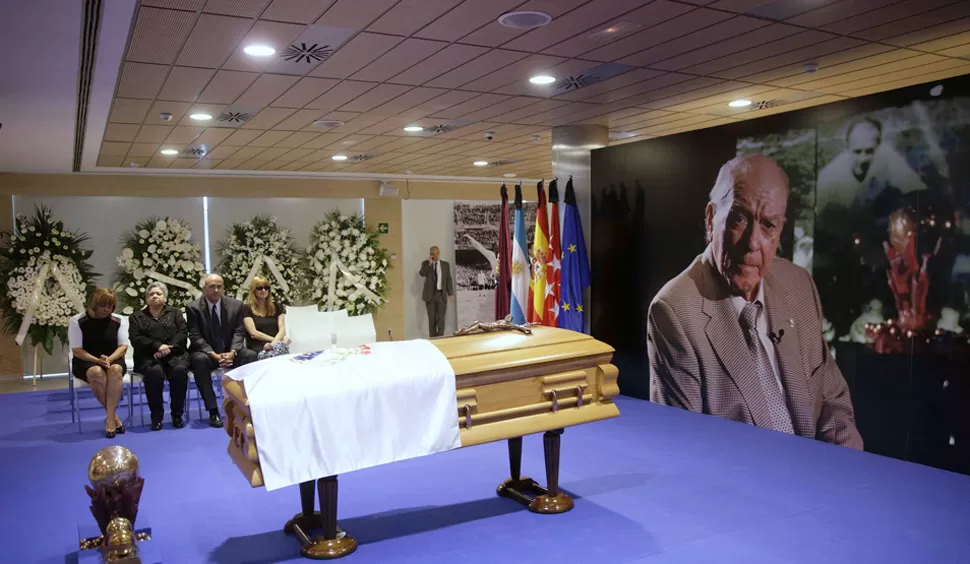 EN EL ESTADIO. Despiden los restos de Di Stéfano en el palco de honor del Bernabéu. REUTERS