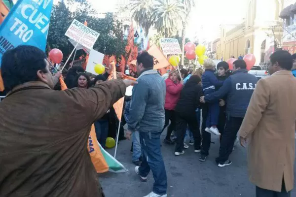 Militantes se disputaron a los golpes la ubicación para el acto político