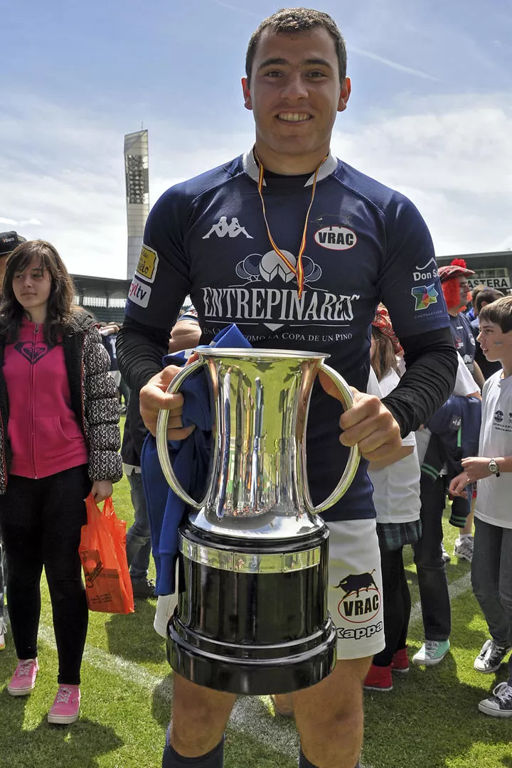 TIENE CON QUÉ BRINDAR. “Larva” y la Copa del Rey que ganó con el VRAC. 