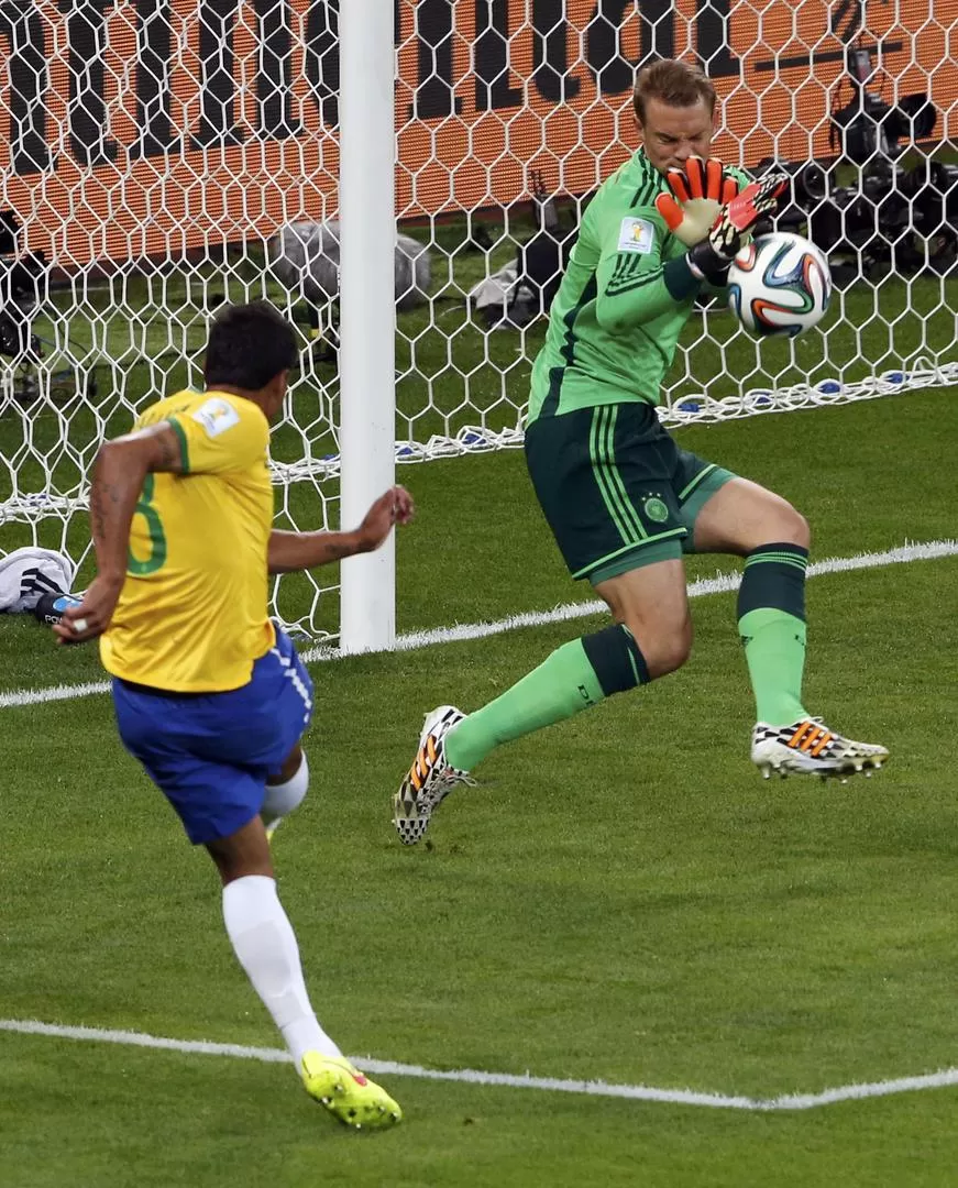 UNA PARED. En el segundo tiempo, Brasil quiso reaccionar, pero chocó con Neuer. reuters