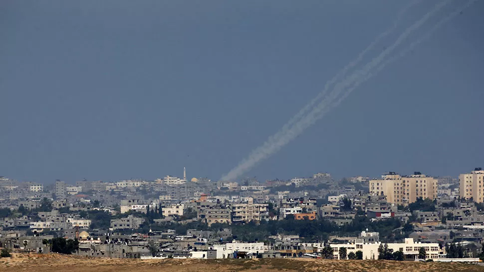 IMPRESIONANTE. Un misil cae sobre un énclave de Palestina. FOTO REUTERS. 