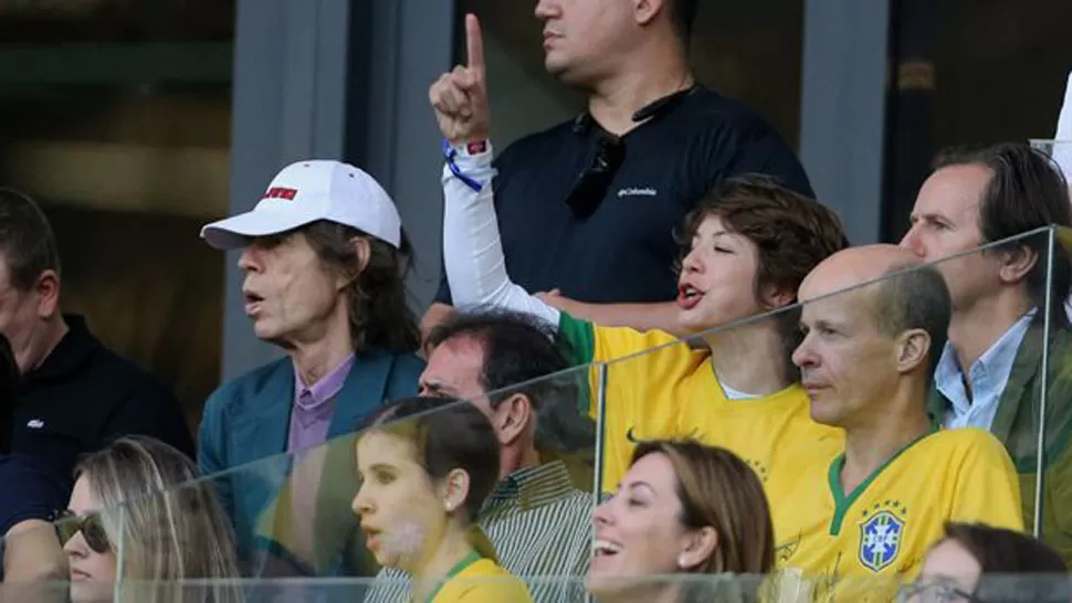 EN LAS GRADAS. Mick Jagger estuvo acompañado por su hijo Lucas. FOTO TOMADA DE ELCOMERCIO.PE