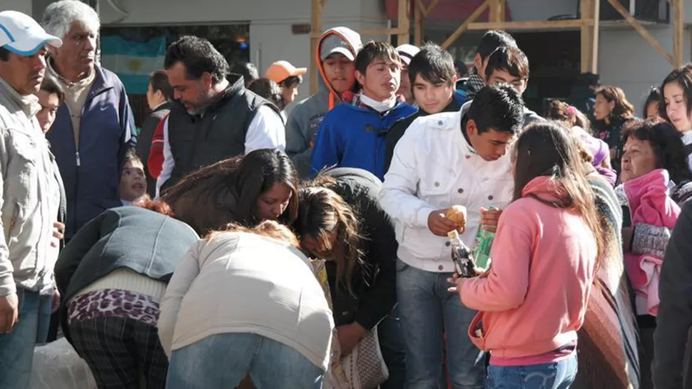 ESQUINA CÉNTRICA. Militantes kirchenristas recibieron sandwiches en la intersección de 24 de Septiembre y Virgen de la Merced. LA GACETA / FOTO DE JOSÉ INESTA