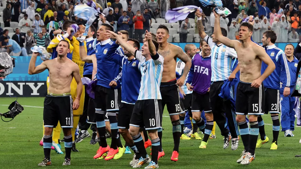 PURA FIESTA. Los argentinos celebran en el Corinthians Arena luego de la histórica clasificación. REUTERS